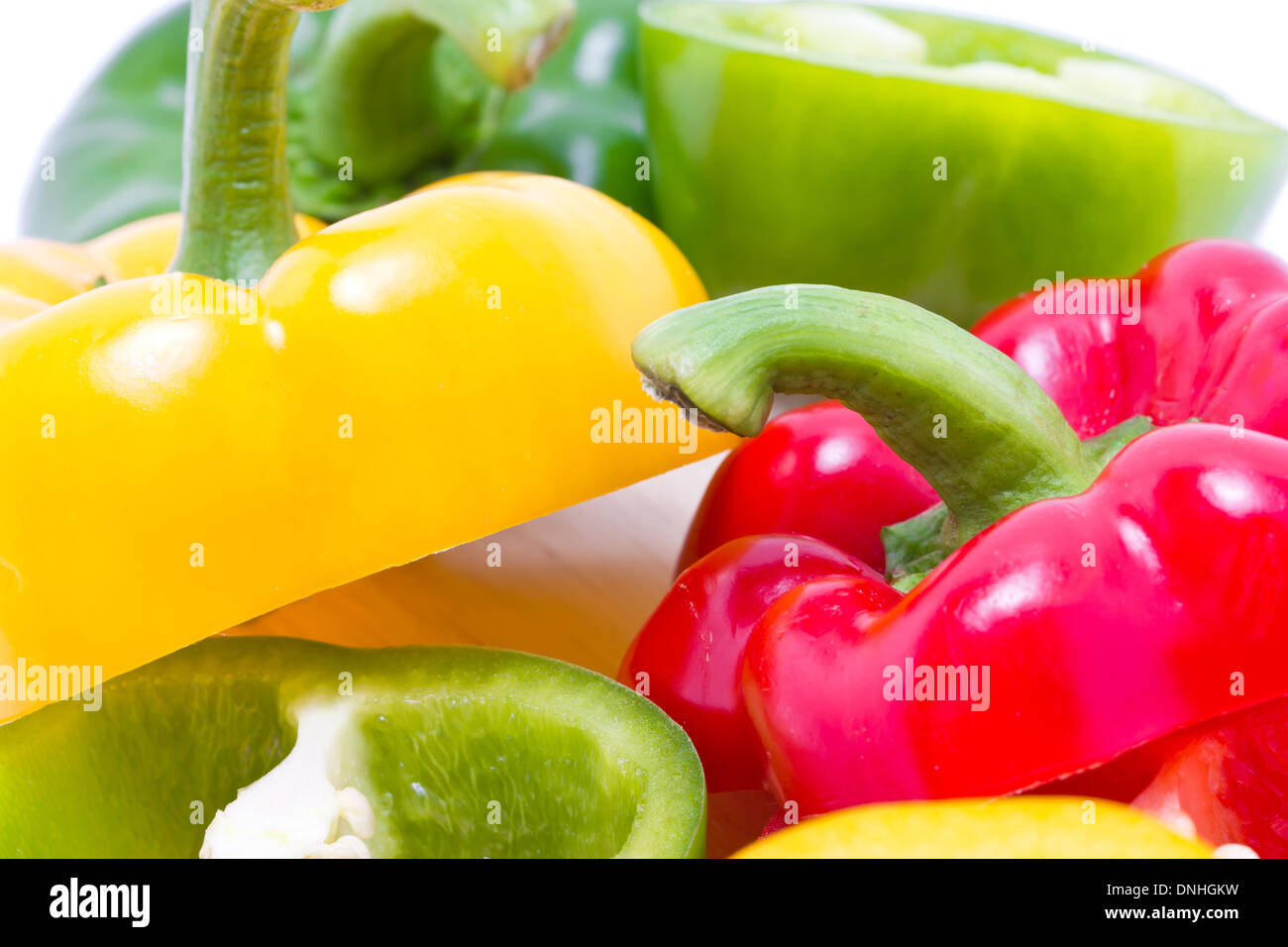 In Scheiben geschnitten, bunte Paprika auf Holzbrett geschnitten. Stockfoto