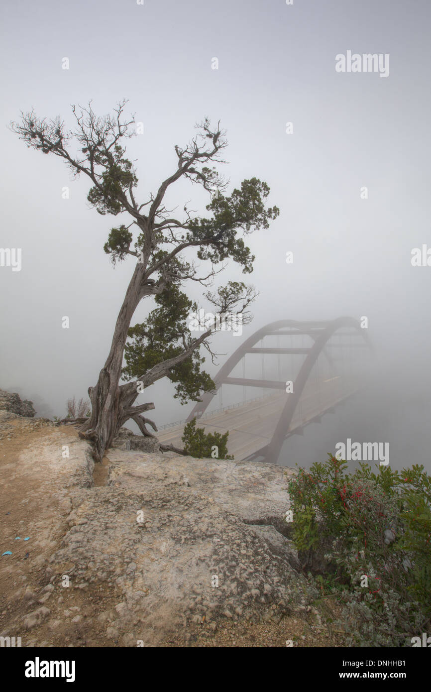 Pennybacker Brücke, auch bekannt als die 360, verschwindet im Nebel auf einem kalten Dezembermorgen außerhalb von Austin, Texas. Stockfoto