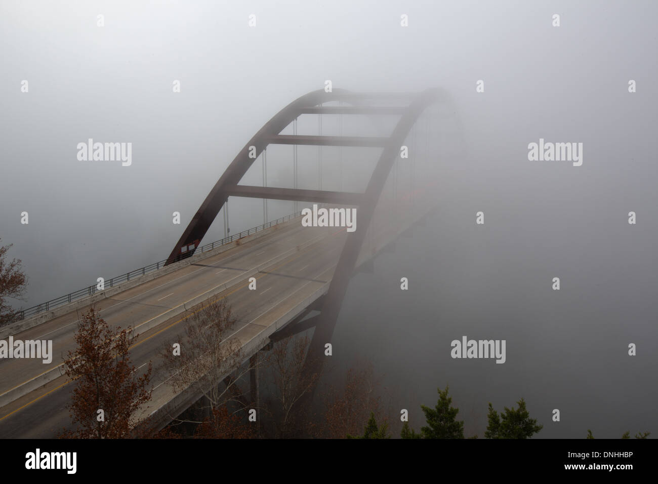 Die legendären Austin Bridge (Pennybacker) verblasst in dichtem Nebel auf einem kalten Dezembermorgen. Stockfoto