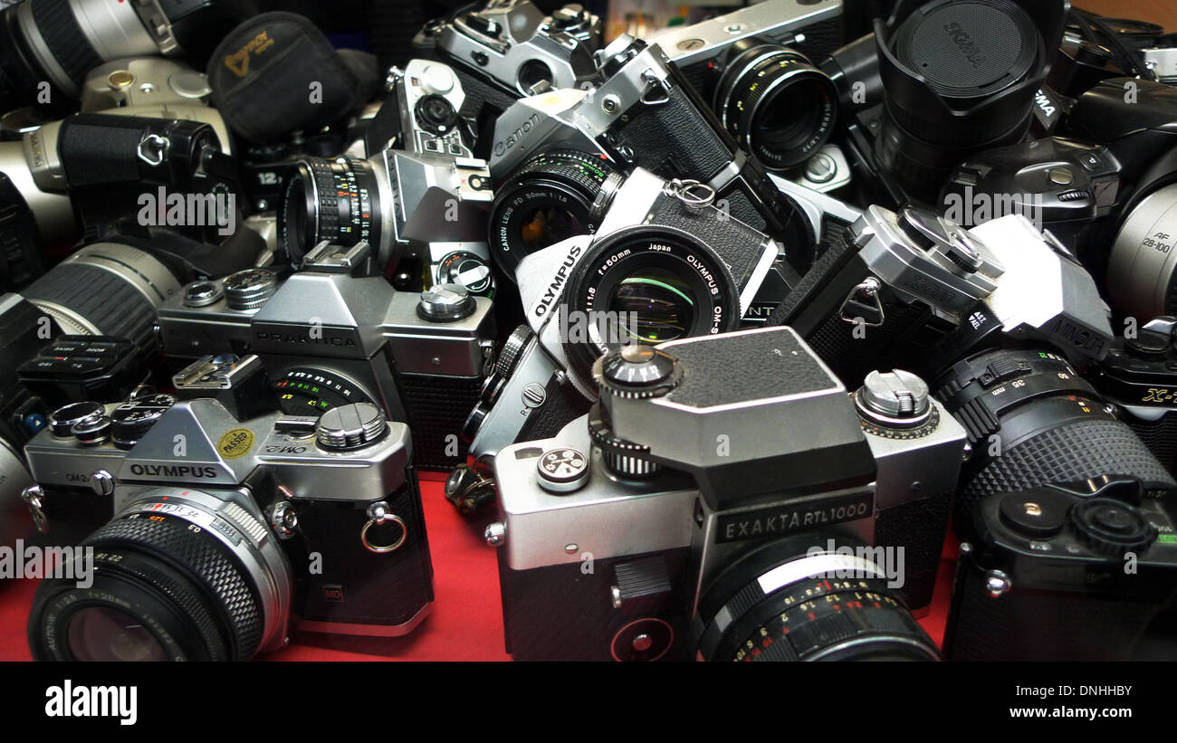 Eine Sammlung von zweiter Hand Filmkameras für Verkauf in einem fotografischen Schaufenster in Cardiff City Centre Wales UK KATHY DEWITT Stockfoto