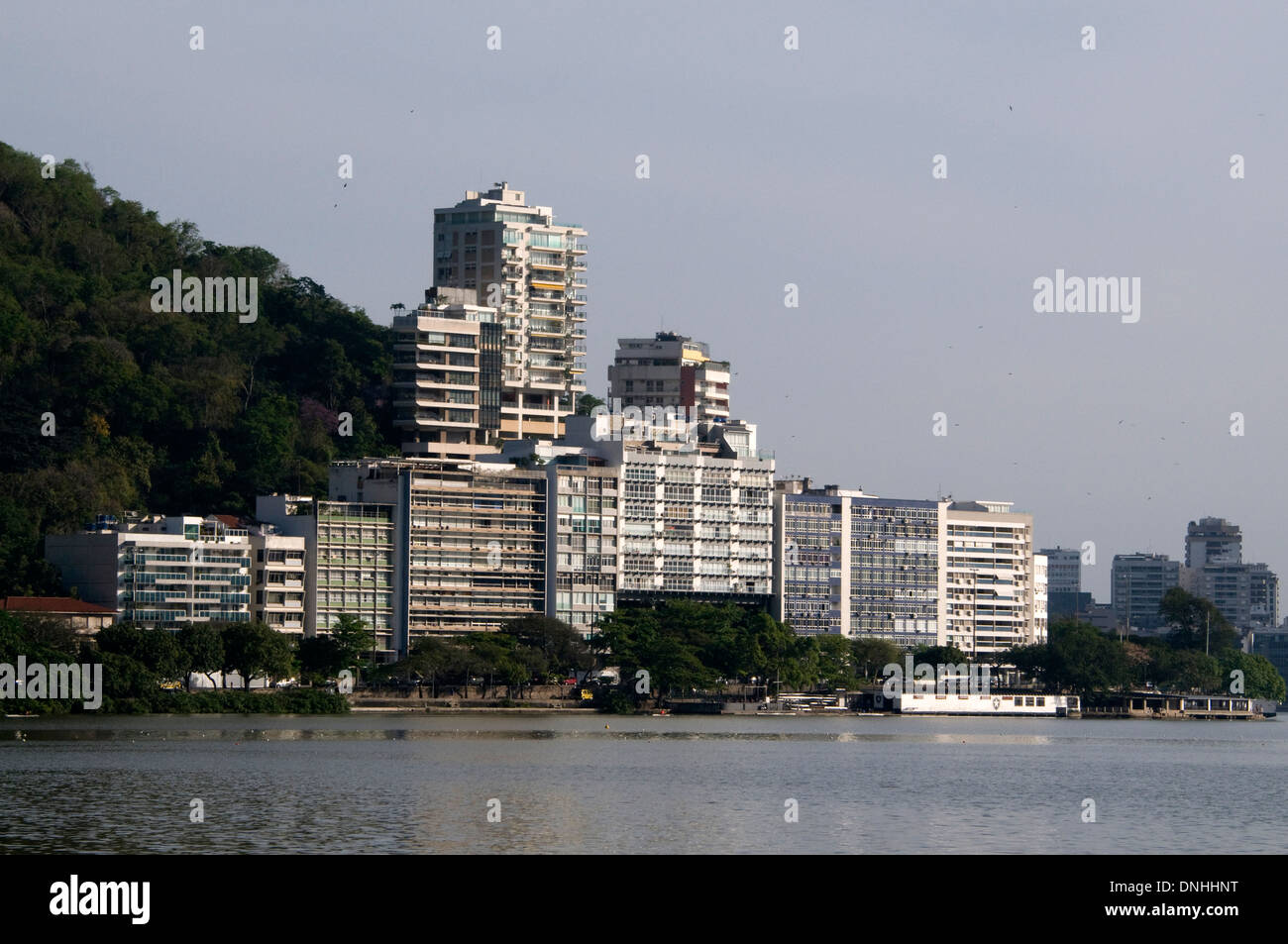 Luxuriöse Apartments im abwasserenden Stadtteil Jardim Botanico mit Blick auf Lagoa Rodrigo De Fritas in Ipanema, Rio de Janeiro, Brasilien Stockfoto