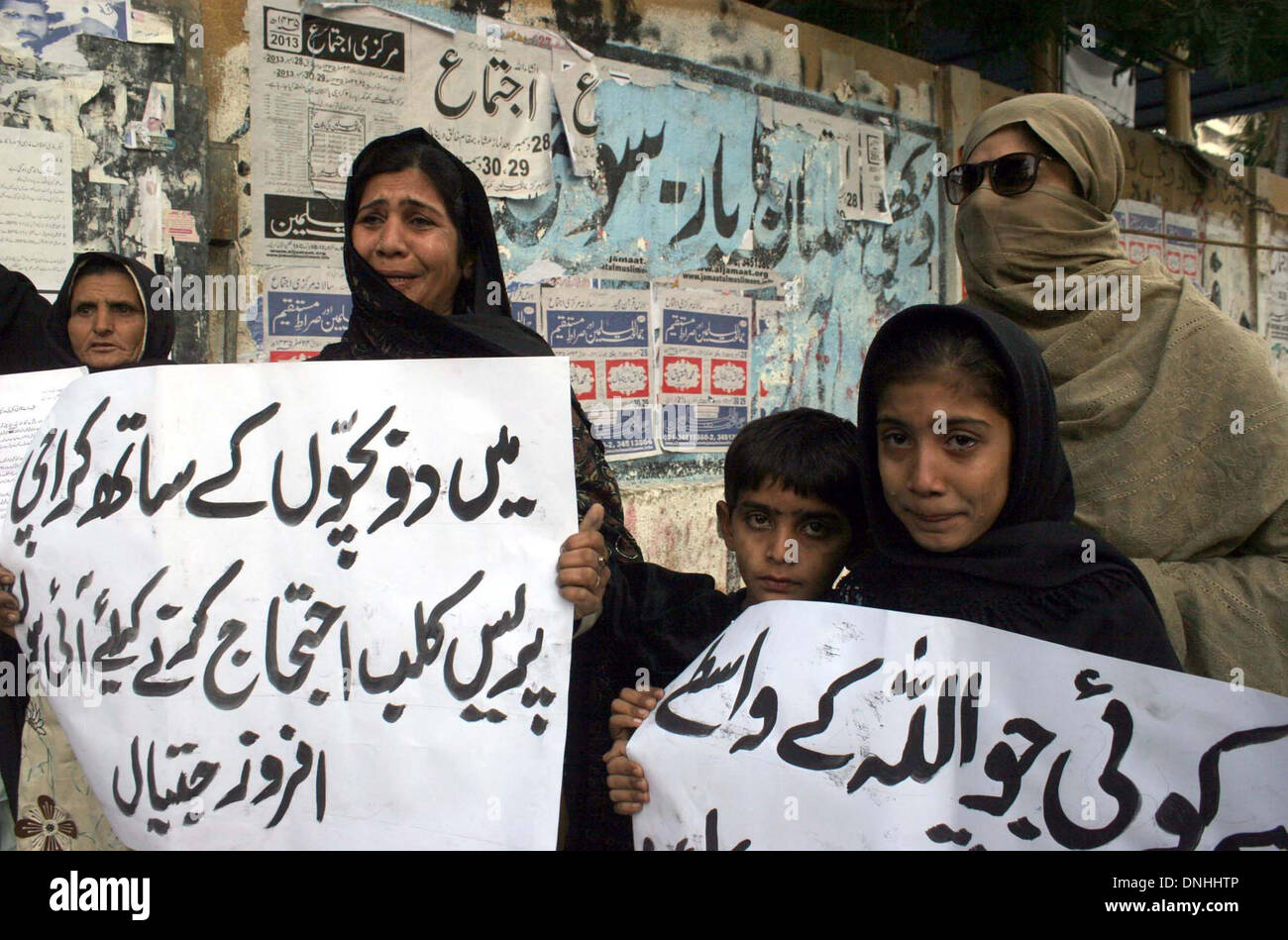 Karachi, Pakistan. 30. Dezember 2013. Bewohner der Distrikt Dadu protestieren gegen Entscheidung der Jirga Ordnung für ihre Ausführung nach beschuldigen sie als Kari, eine Strafe von Ehre zu töten, während einer Demonstration im Presseklub Karachi auf Kredit-Montag, 30. Dezember 2013: S.Imran Ali/PPI Bilder/Alamy Live News Stockfoto