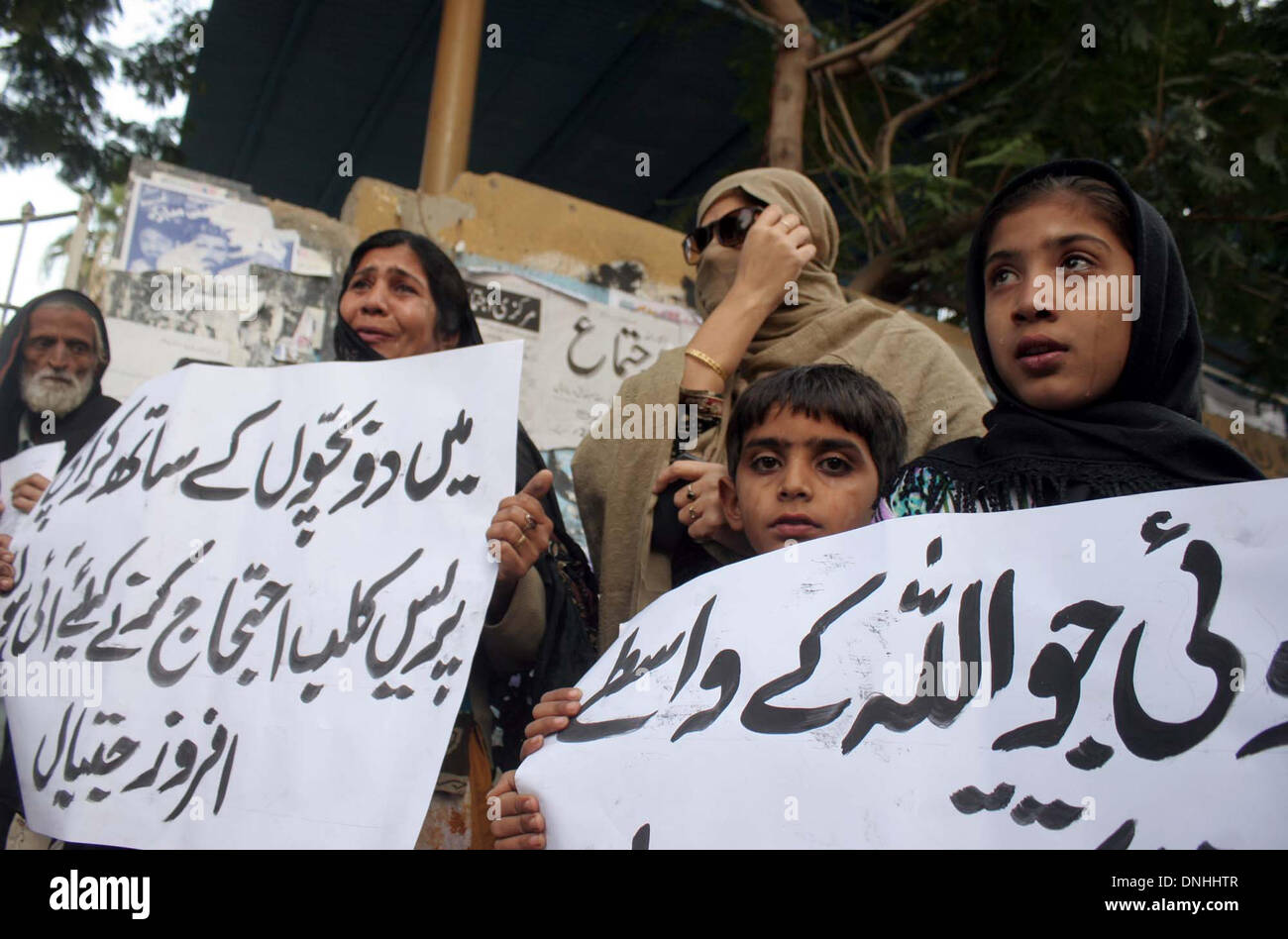 Karachi, Pakistan. 30. Dezember 2013. Bewohner der Distrikt Dadu protestieren gegen Entscheidung der Jirga Ordnung für ihre Ausführung nach beschuldigen sie als Kari, eine Strafe von Ehre zu töten, während einer Demonstration im Presseklub Karachi auf Kredit-Montag, 30. Dezember 2013: S.Imran Ali/PPI Bilder/Alamy Live News Stockfoto