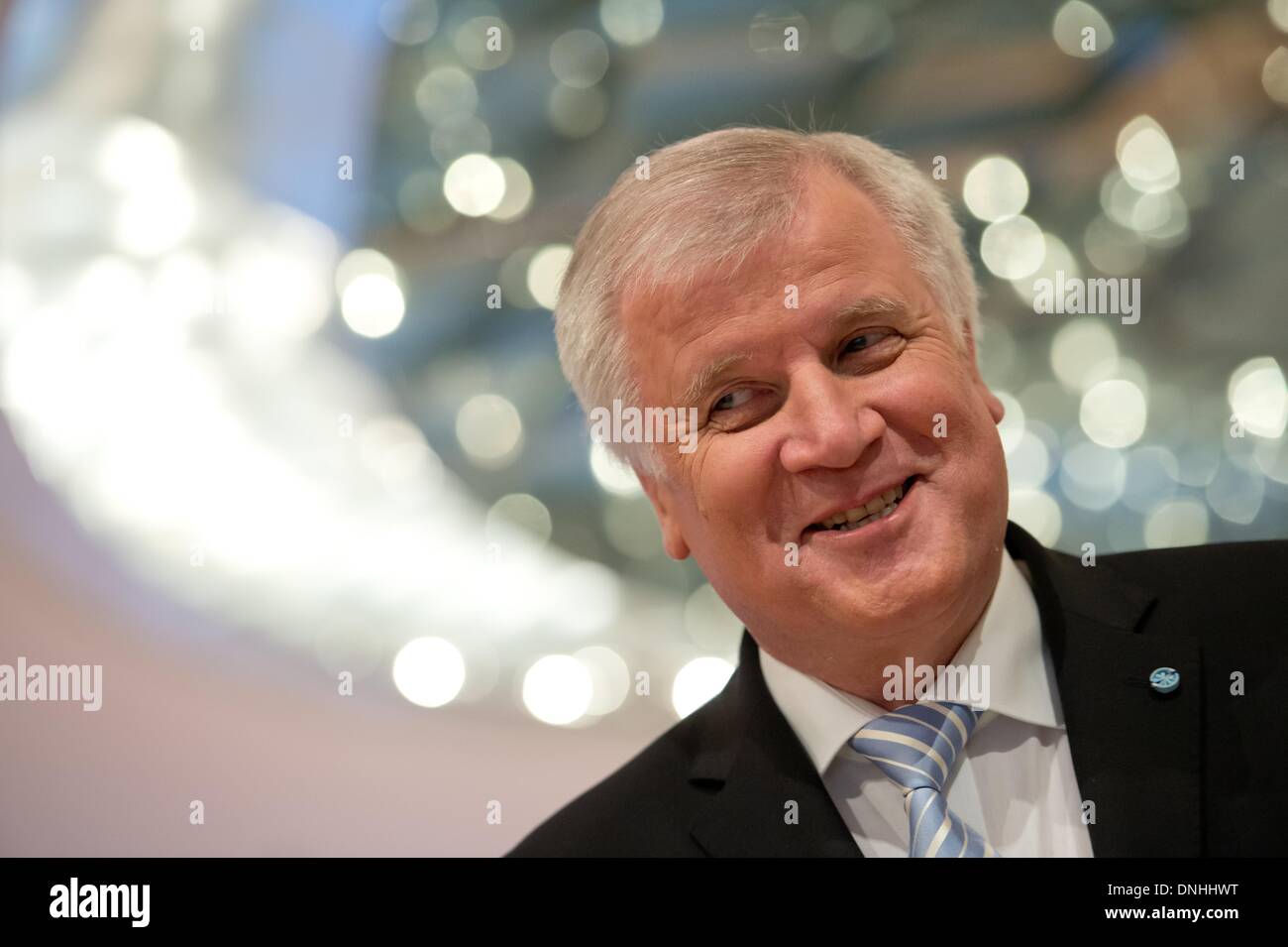 München, Deutschland. 30. Dezember 2013. Premier von Bayern, Horst Seehofer (CSU), erhält fünf Gruppen der Sternsinger aus der Diözese Passau in der Staatskanzlei in München, 30. Dezember 2013. Die Carol Singers Kampagne ist der weltweit größte Akt der Solidarität von Kindern für Kinder. Foto: SVEN HOPPE/Dpa/Alamy Live News Stockfoto