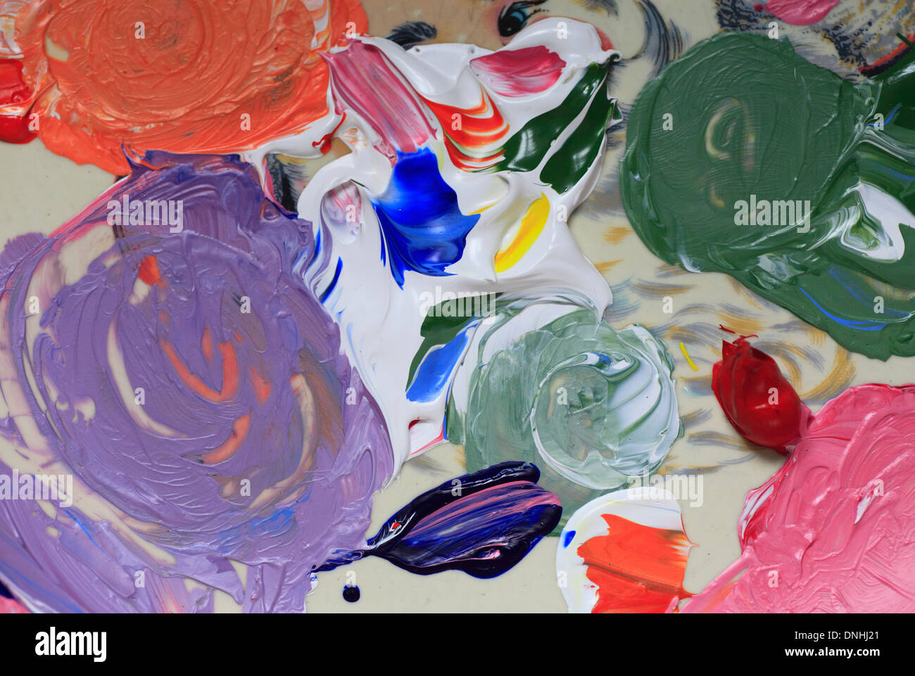 Farben auf einer Palette während Kunstwerk. Stockfoto