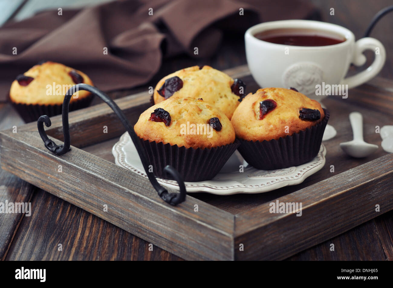 Muffins mit getrockneten Preiselbeeren auf Vintage Holztablett closeup Stockfoto