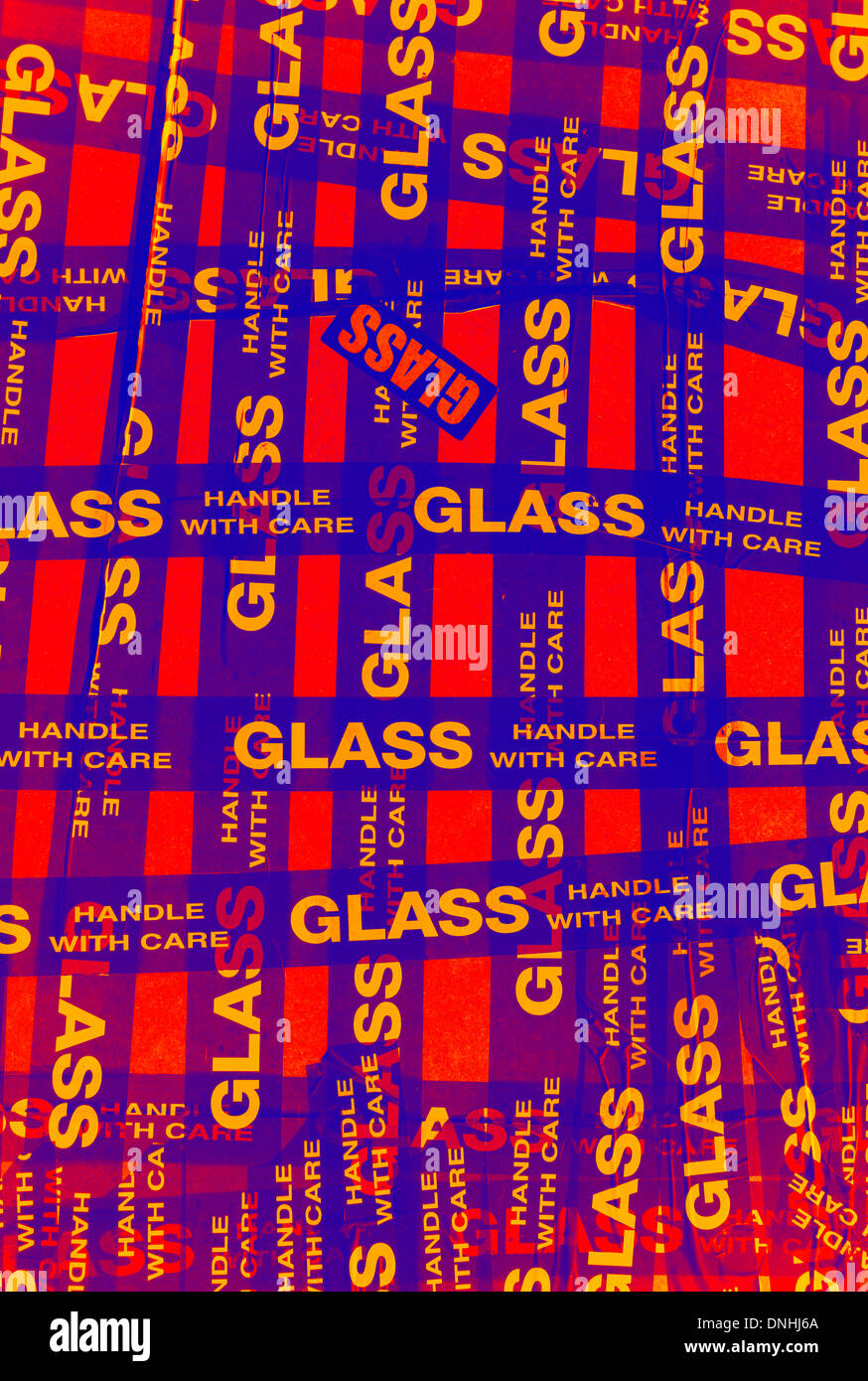 "Glas Handle with Care" Band umwickelt um eine fragile Parzelle. Stockfoto