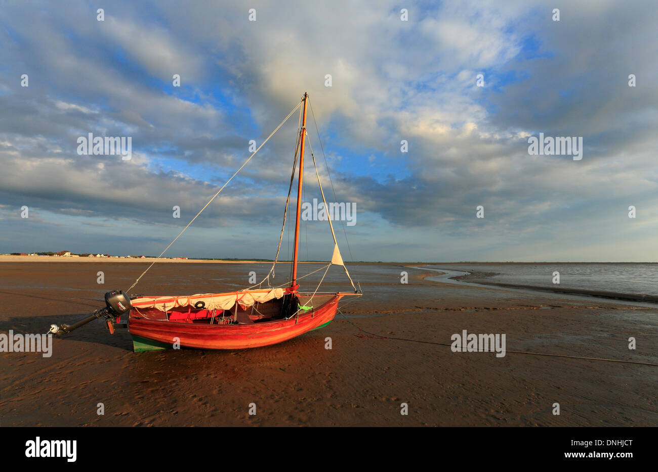 Holzboot auf das Wattenmeer von The Wash bei Snettisham, Norfolk, England, UK. Stockfoto