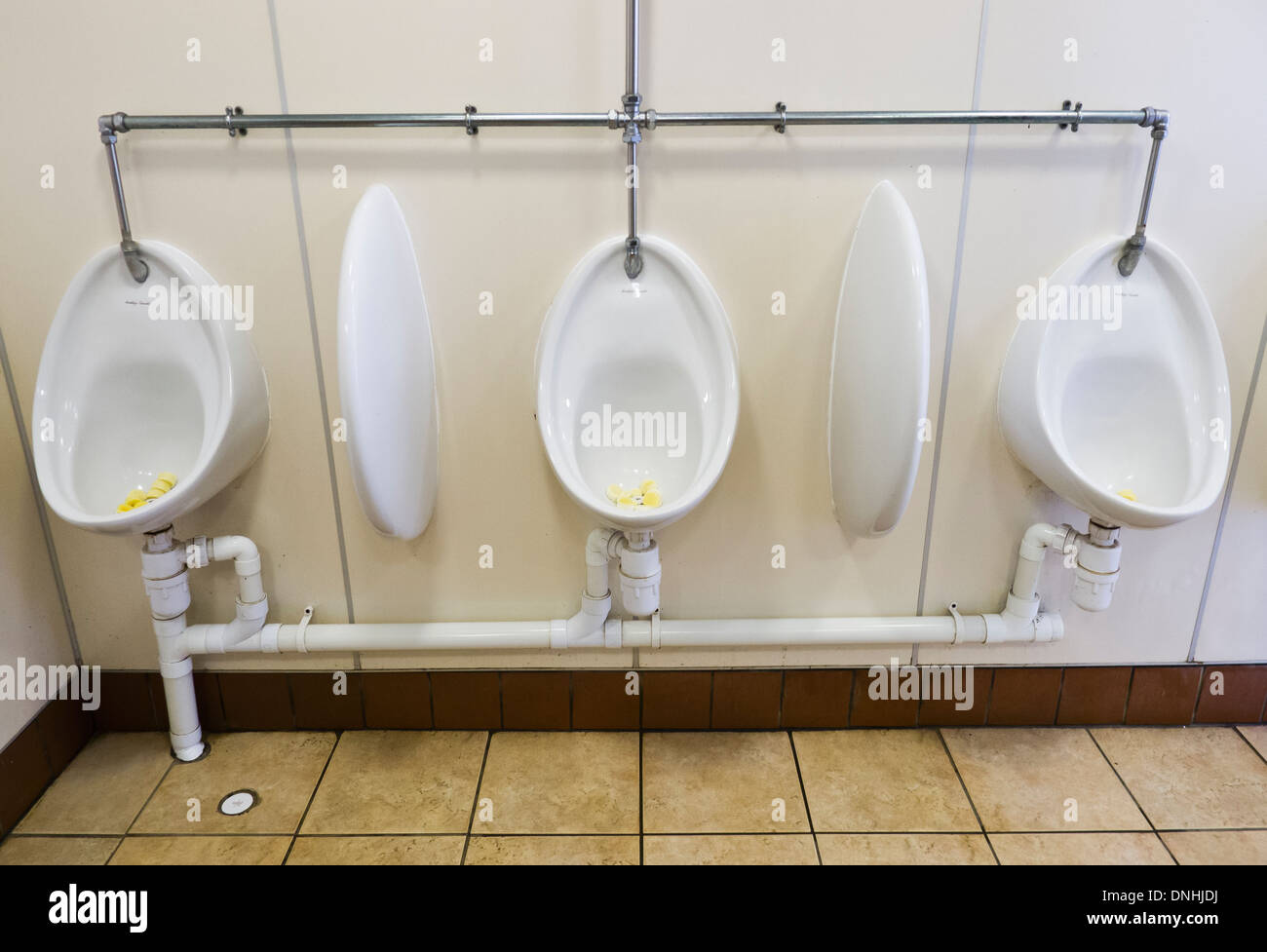 Urinale in einer öffentlichen Toilette Herren. Stockfoto