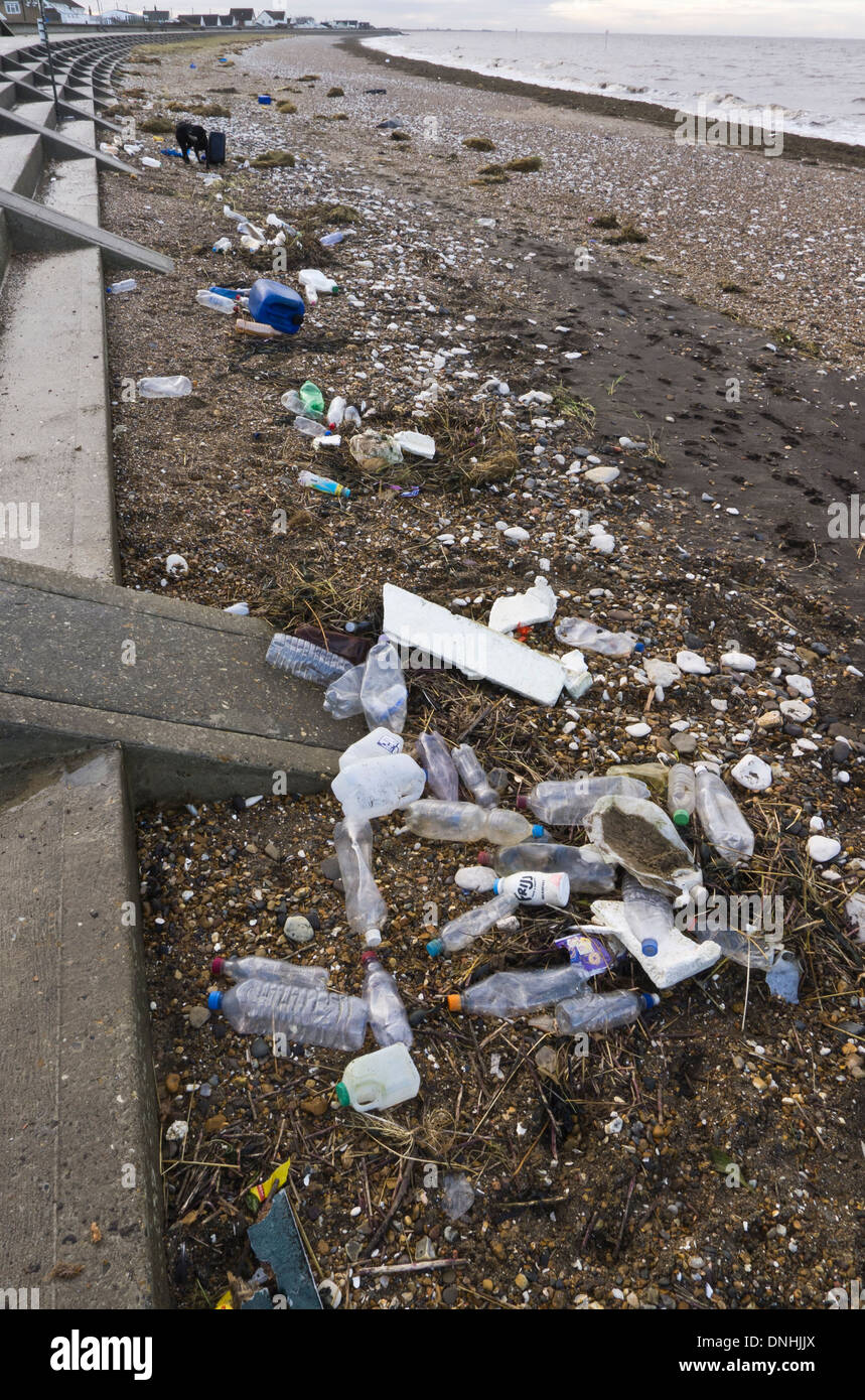 Kunststoff-Flaschen und Behälter gespült an einem Strand in Norfolk. Stockfoto