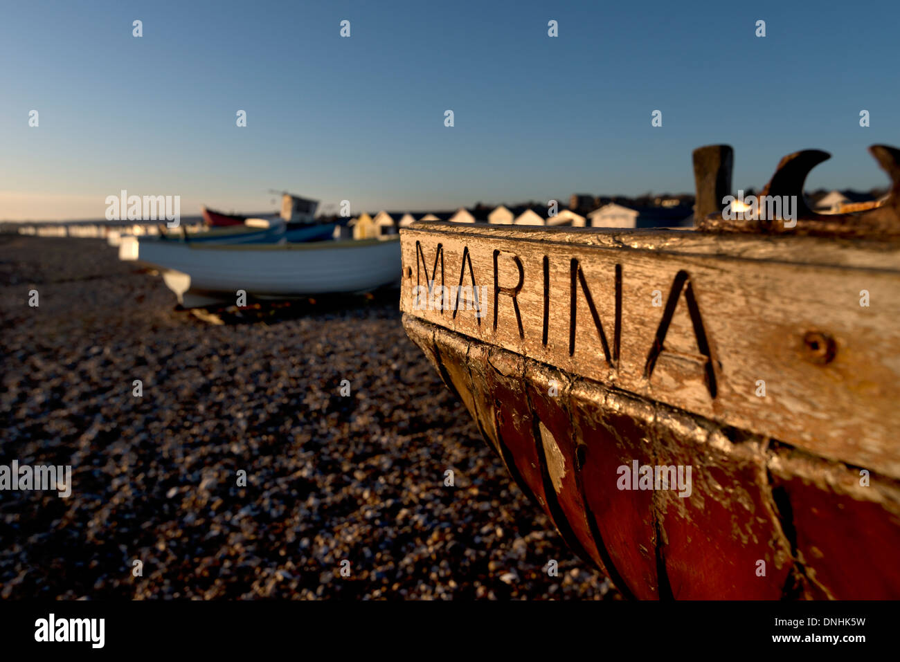 Hölzerne Boot und Strand Fischerhütten am Bulverhythe Strand, West St Leonards, Hastings, UK Stockfoto