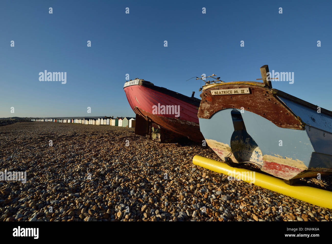 Hölzerne Boot und Strand Fischerhütten am Bulverhythe Strand, West St Leonards, Hastings, UK Stockfoto