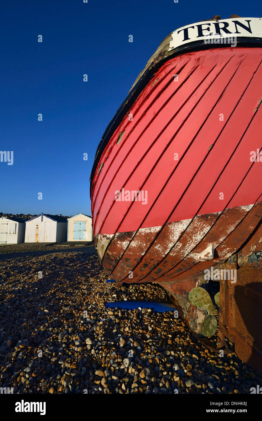 Hölzerne Boot und Strand Fischerhütten am Bulverhythe Strand, West St Leonards, Hastings, UK Stockfoto