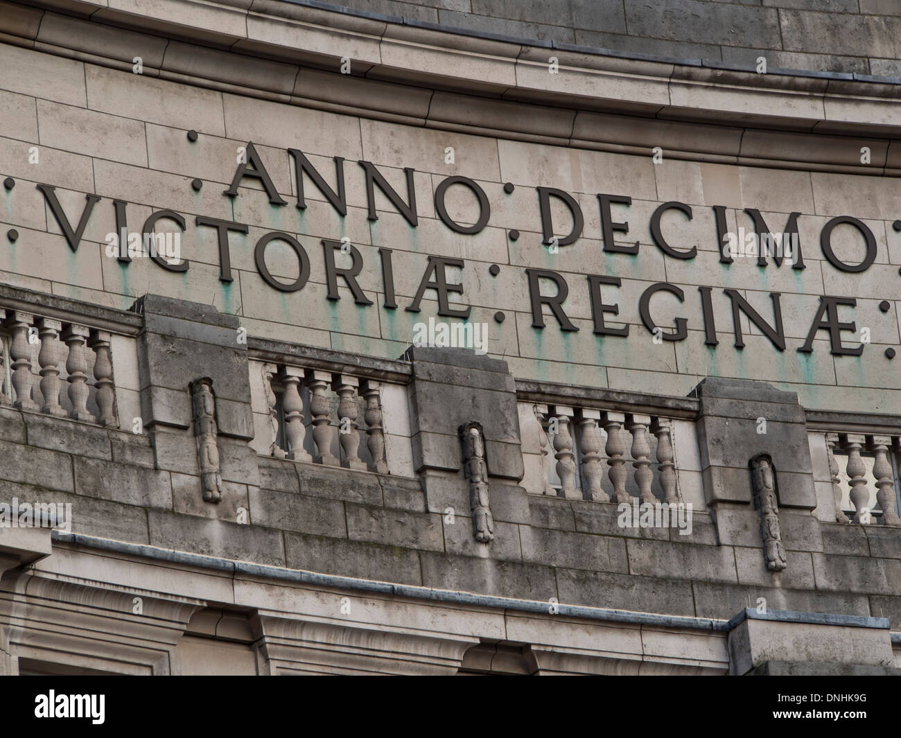 Lateinische Inschrift Detail der Admiralty Arch, Pall Mall, London. Im Auftrag von König Edward VII. im Gedenken an Königin Victoria. Stockfoto