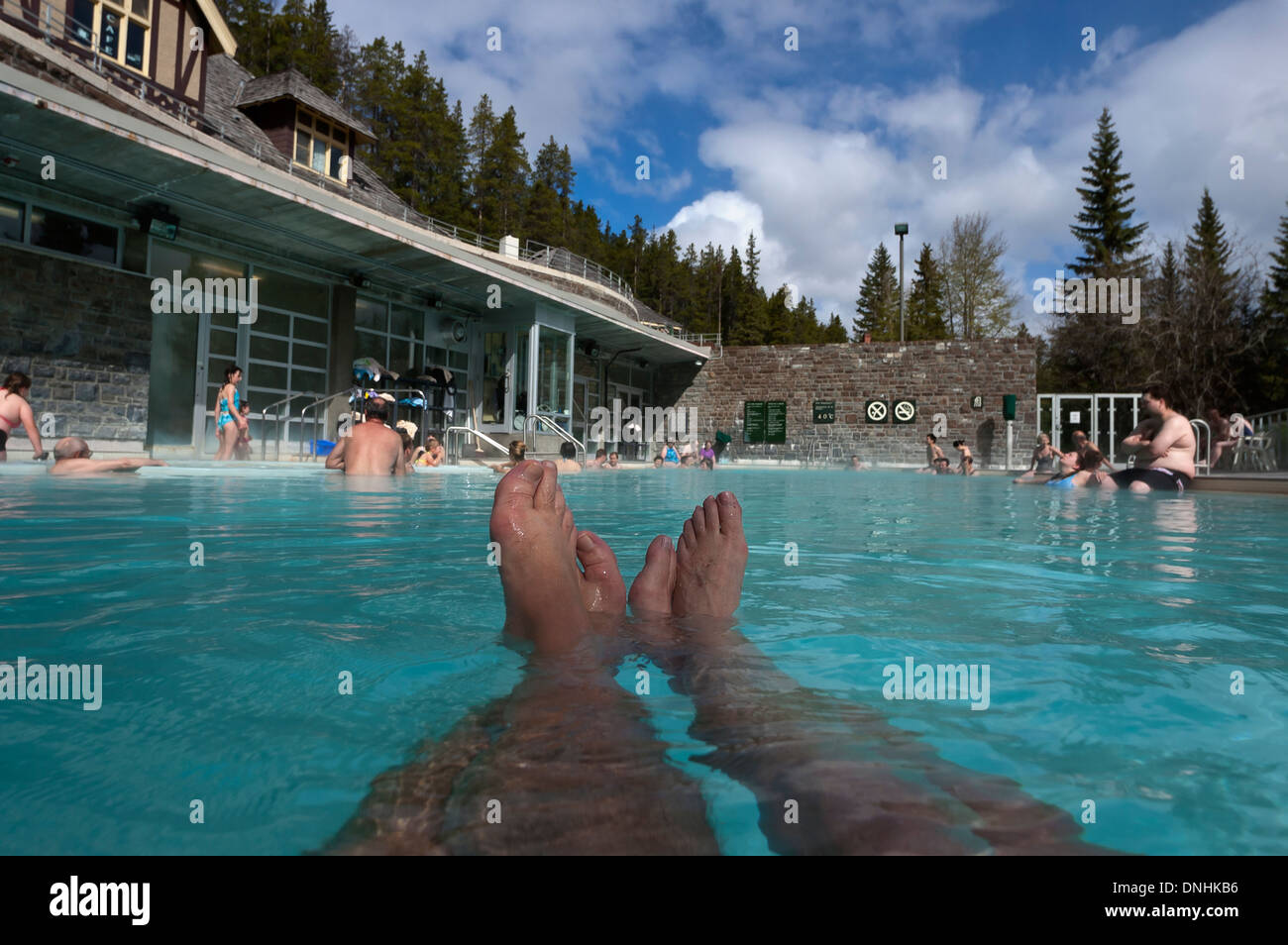 Erwachsenes paar mit ihre Beine ausgestreckt schwimmend in Banff Upper Hot Springs. Alberta, Kanada Stockfoto