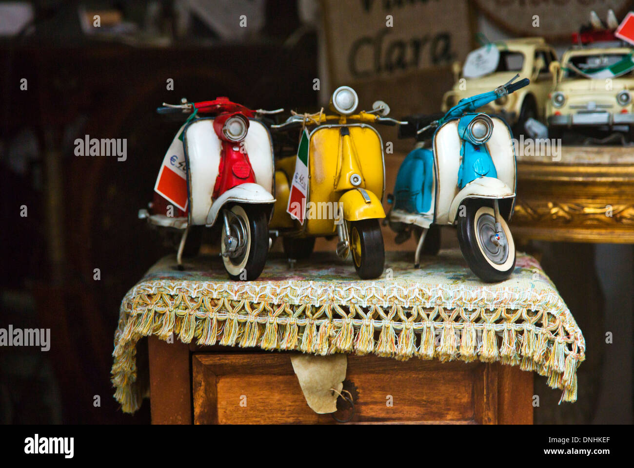 Nahaufnahme von Spielzeug-Roller für den Verkauf, Amalfi, Provinz Salerno, Kampanien, Italien Stockfoto
