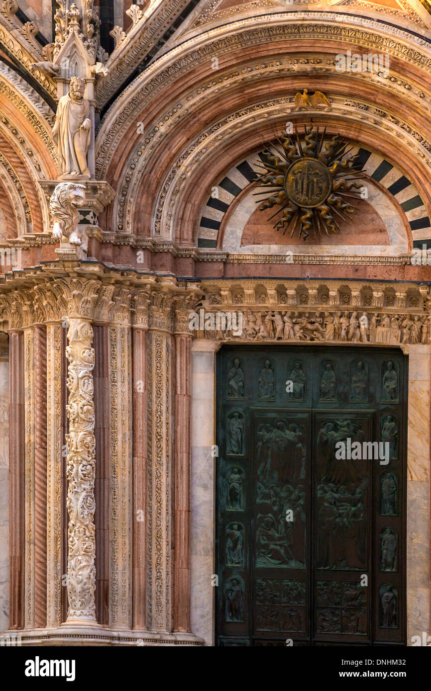 Fassade von einer Kathedrale, Dom von Siena, Siena, Provinz Siena, Toskana, Italien Stockfoto