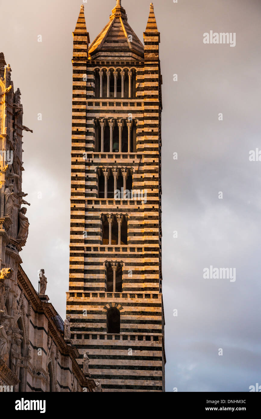 Niedrigen Winkel Blick auf eine Glocke Turm, Dom von Siena, Siena, Provinz Siena, Toskana, Italien Stockfoto