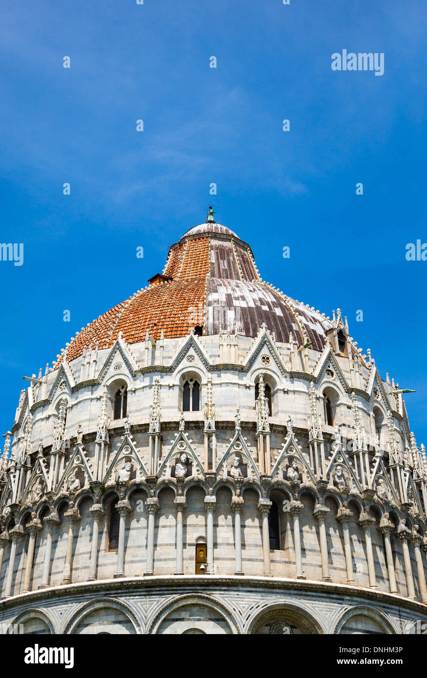 Niedrigen Winkel Ansicht einer religiösen Gebäude, Baptisterium des Heiligen Johannes, Piazza Dei Miracoli, Pisa, Toskana, Italien Stockfoto