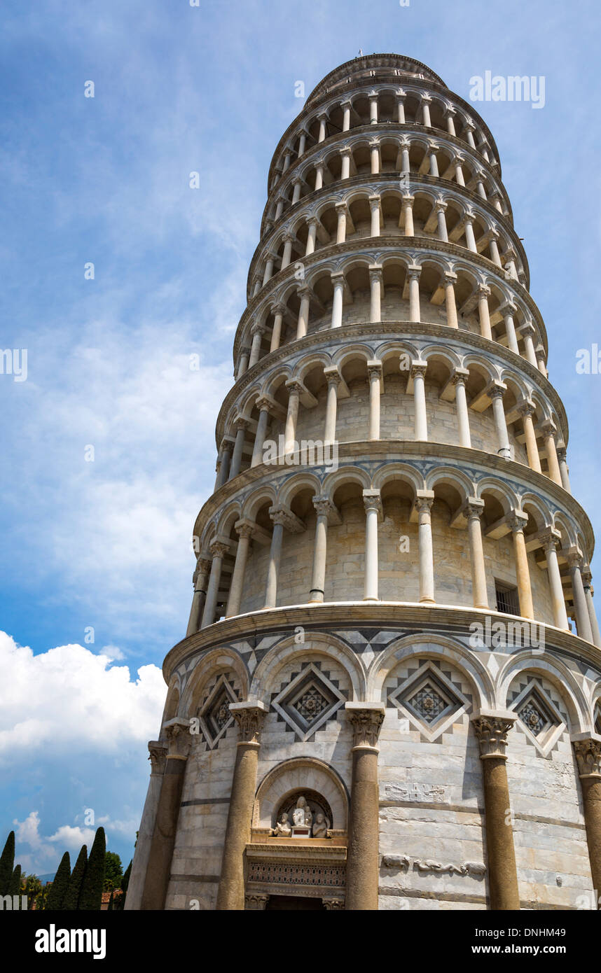 Niedrigen Winkel Ansicht eines Turms, der schiefe Turm von Pisa, Piazza Dei Miracoli, Pisa, Toskana, Italien Stockfoto