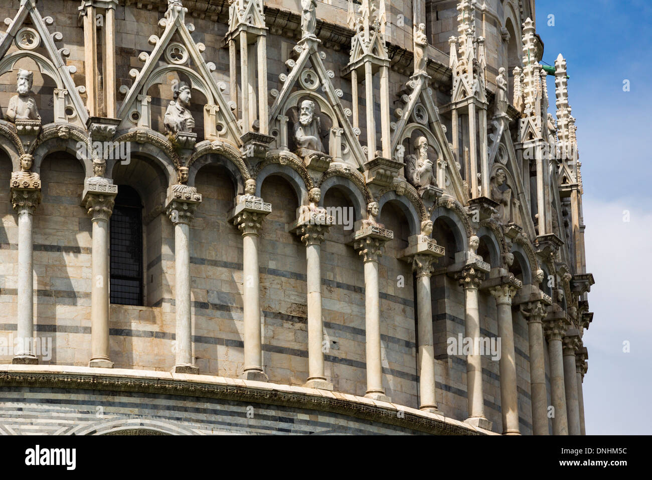 Niedrigen Winkel Ansicht einer religiösen Gebäude, Baptisterium des Heiligen Johannes, Piazza Dei Miracoli, Pisa, Toskana, Italien Stockfoto