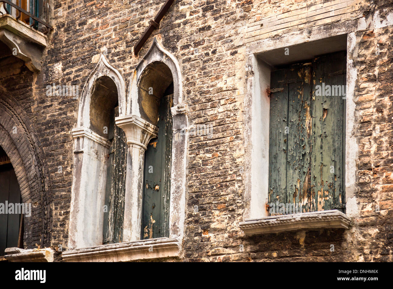 Niedrigen Winkel Ansicht der Fenster eines Gebäudes, Venedig, Veneto, Italien Stockfoto