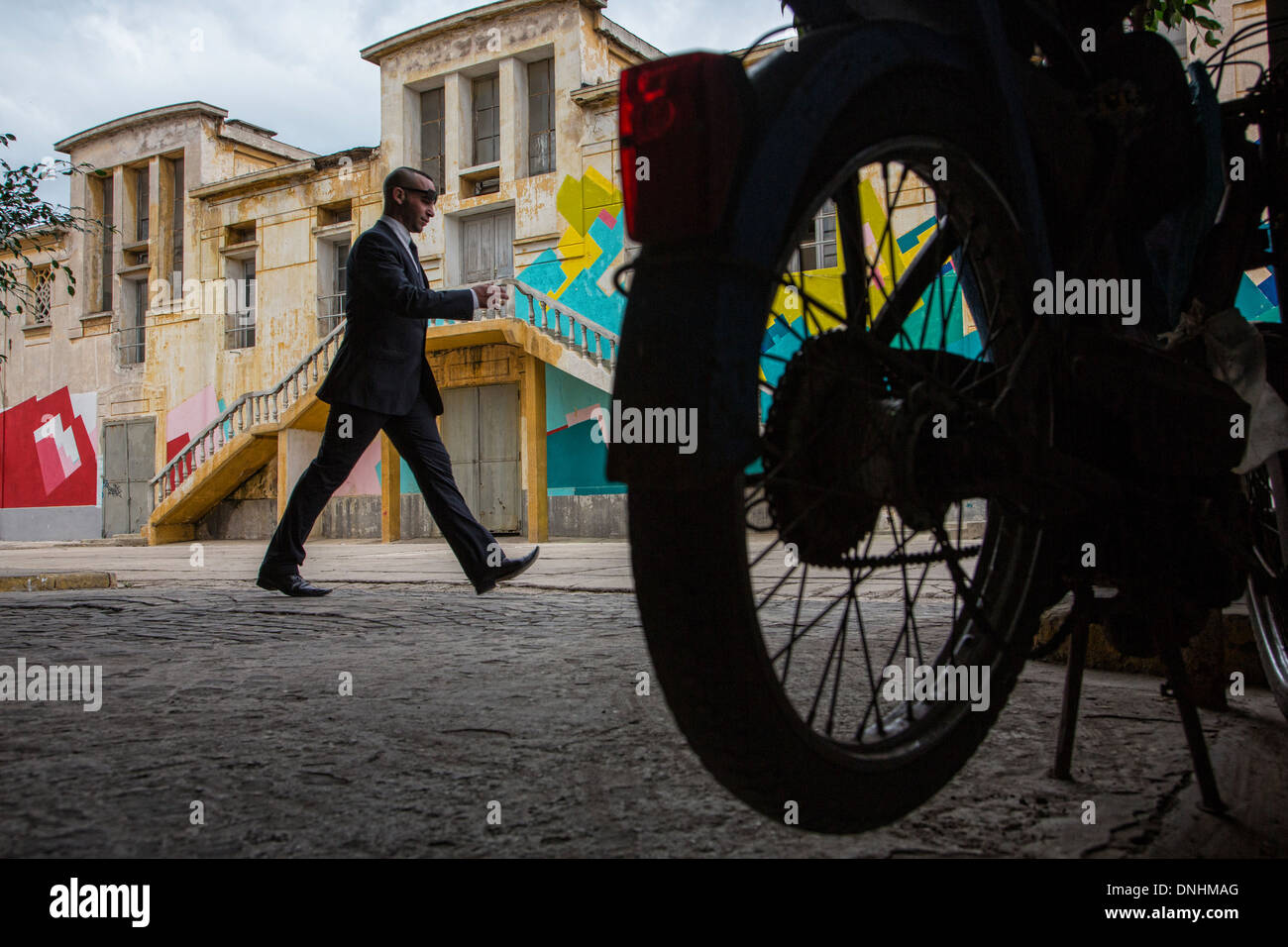 MOPED AUF DEM GELÄNDE DES EHEMALIGEN SCHLACHTHÖFEN, ARCHITEKTUR AUS STAHLBETON, EIN VERMÄCHTNIS VON MARSCHALL LYAUTEY, CASABLANCA, MAROKKO, AFRIKA Stockfoto