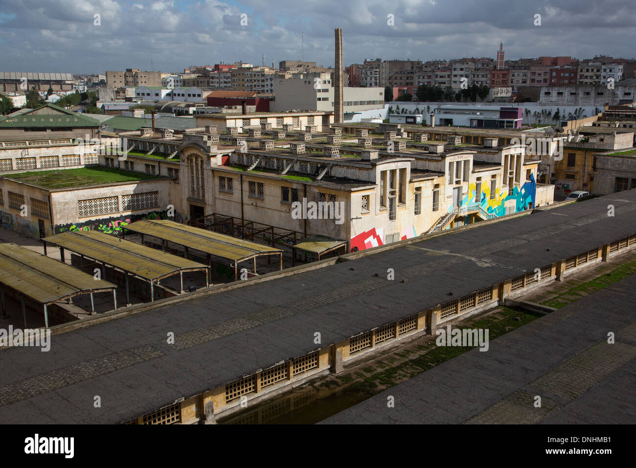 GESAMTANSICHT DES EHEMALIGEN SCHLACHTHÖFEN, ARCHITEKTUR AUS STAHLBETON, EIN VERMÄCHTNIS VON MARSCHALL LYAUTEY, CASABLANCA, MAROKKO, AFRIKA Stockfoto