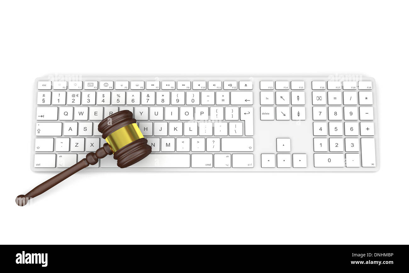 Hölzerne Hammer auf Computer-Tastatur, Symbol für Recht und Gerechtigkeit in Technologie, isoliert auf weißem Hintergrund Stockfoto