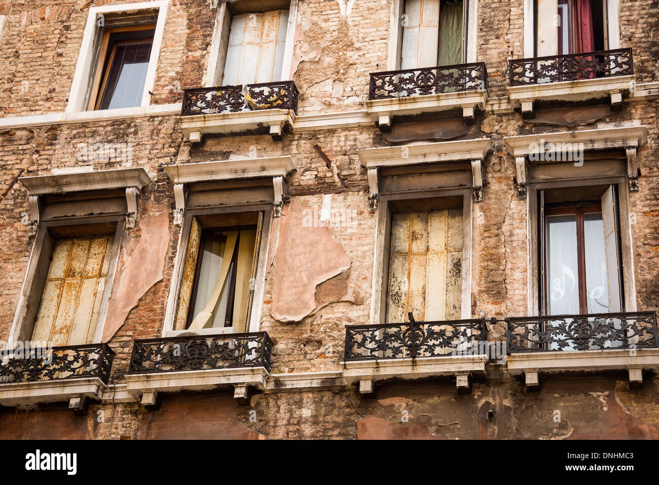 Niedrigen Winkel Ansicht eines Altbaus, Venedig, Veneto, Italien Stockfoto