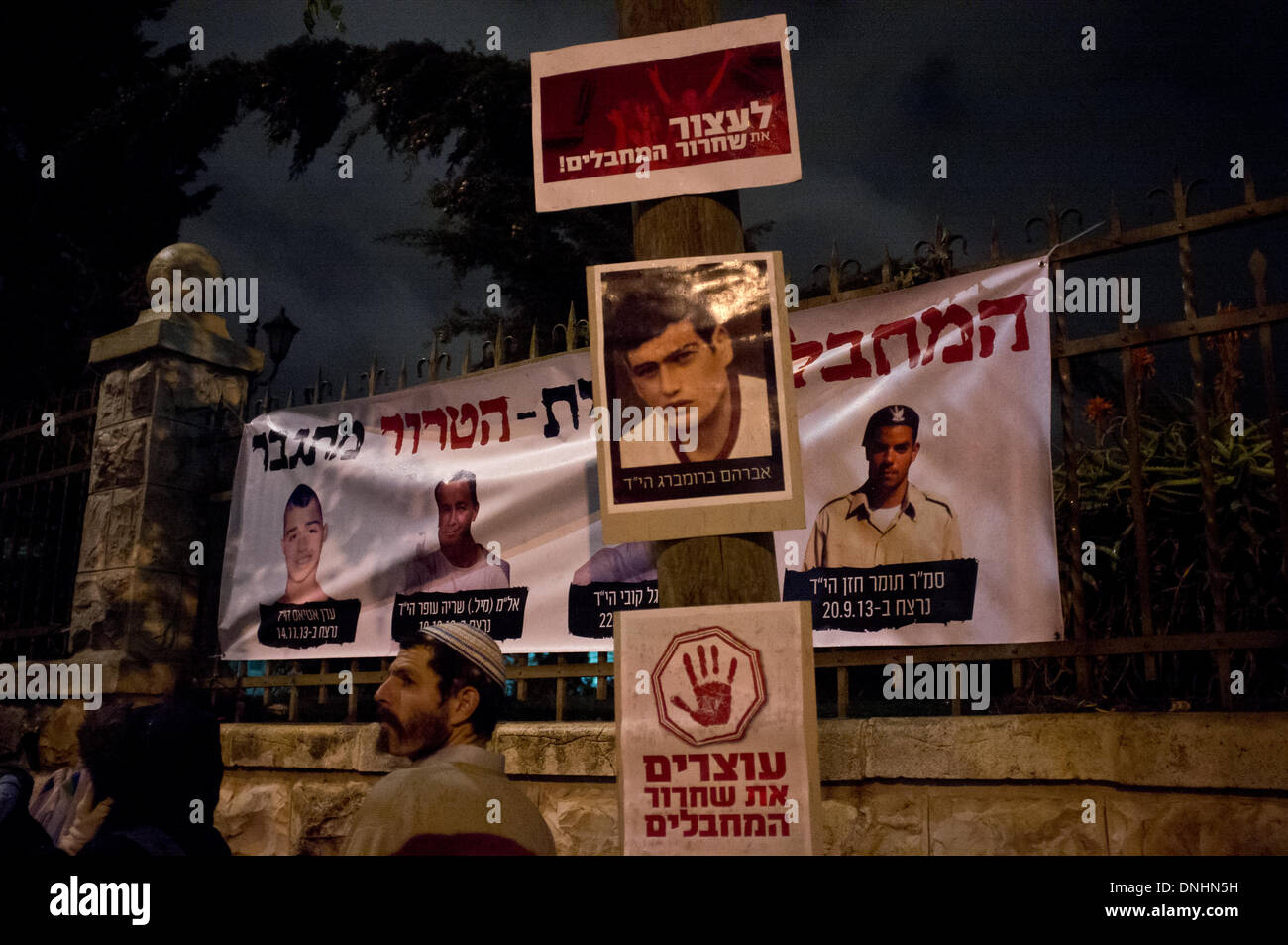 Jerusalem, Israel. 30. Dezember 2013. Fotos von israelischen Opfer des Terrors hängen in der Nähe des Premierministers Wohnsitz waren Demonstranten für mehrere Tage Streikposten gestanden haben. Jerusalem, Israel. 30. Dezember 2013.  Almagor Verband der Opfer von Terror führt eine "schwarze Sonnenschirme März" Protestierenden geplante palästinensische Gefangene später am Abend, lassen Sie auf Chamberlains Appeasement-Politik und Fehleinschätzungen, die fast Großbritanniens WWII Niederlage verursacht. Bildnachweis: Nir Alon/Alamy Live-Nachrichten Stockfoto