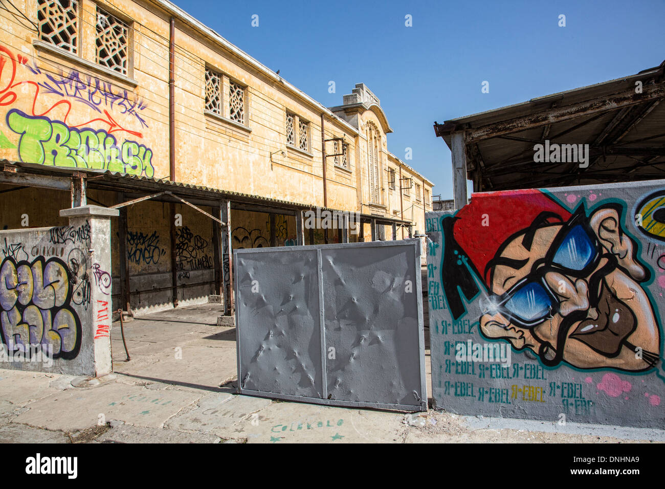 ARCHITEKTUR UND GRAFFITI IN DEN EHEMALIGEN SCHLACHTHÖFEN, ARCHITEKTUR AUS STAHLBETON, EIN VERMÄCHTNIS VON MARSCHALL LYAUTEY, CASABLANCA, MAROKKO, AFRIKA Stockfoto