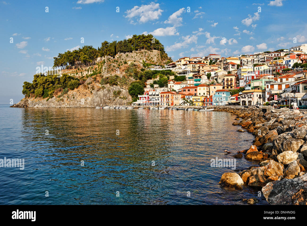 Die Bucht mit den bunten Häusern von Parga, Griechenland Stockfoto
