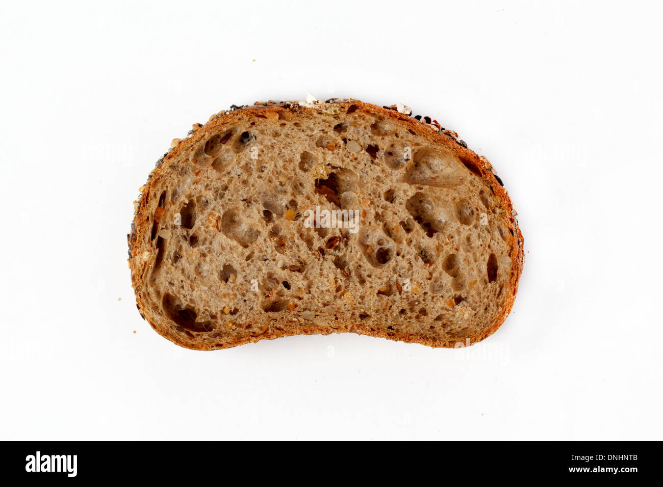 Scheibe des rustikalen Kräuterbrot mit Samen auf weißem Hintergrund Stockfoto