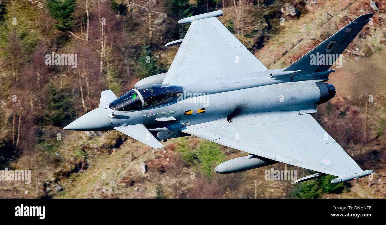 RAF Taifun Jet niedrigen Niveau in Wales Mach Nordschleife Stockfoto