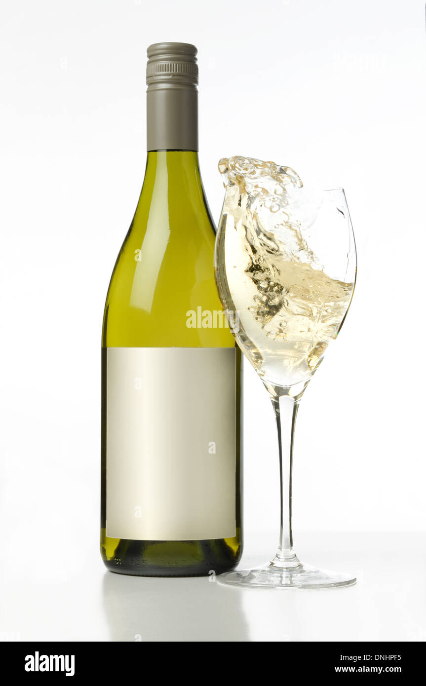 Eine Flasche Weißwein mit einem plätschernden Glas Weißwein. Stockfoto