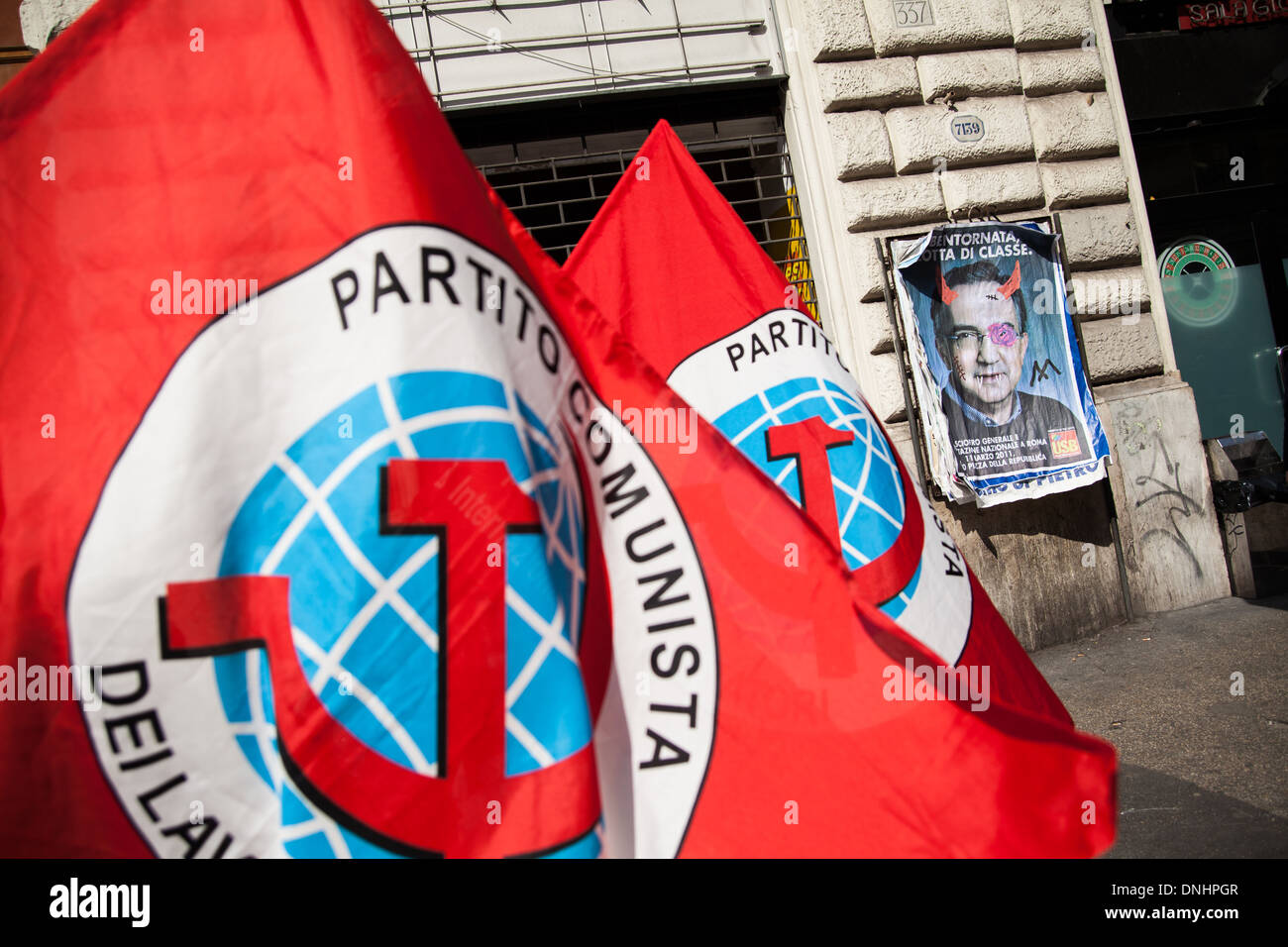 Rom, Italien. Sergio Marchionne gedruckt auf ein Poster und Fahnen der kommunistischen Partei während einer Demonstration in Rom. Stockfoto