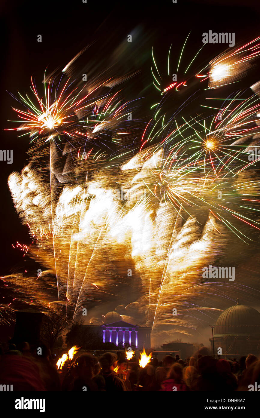 Edinburgh, Schottland. 30. Dezember 2013, starten von Edinburgh Hogmanay Feiern mit Wikinger aus der Fackelzug Prozession und Feuerwerk am Calton Hill aus dem Son Et Lumiere-Finale der Prozession, Scotland UK Credit: Bogen weiß/Alamy Live News Stockfoto