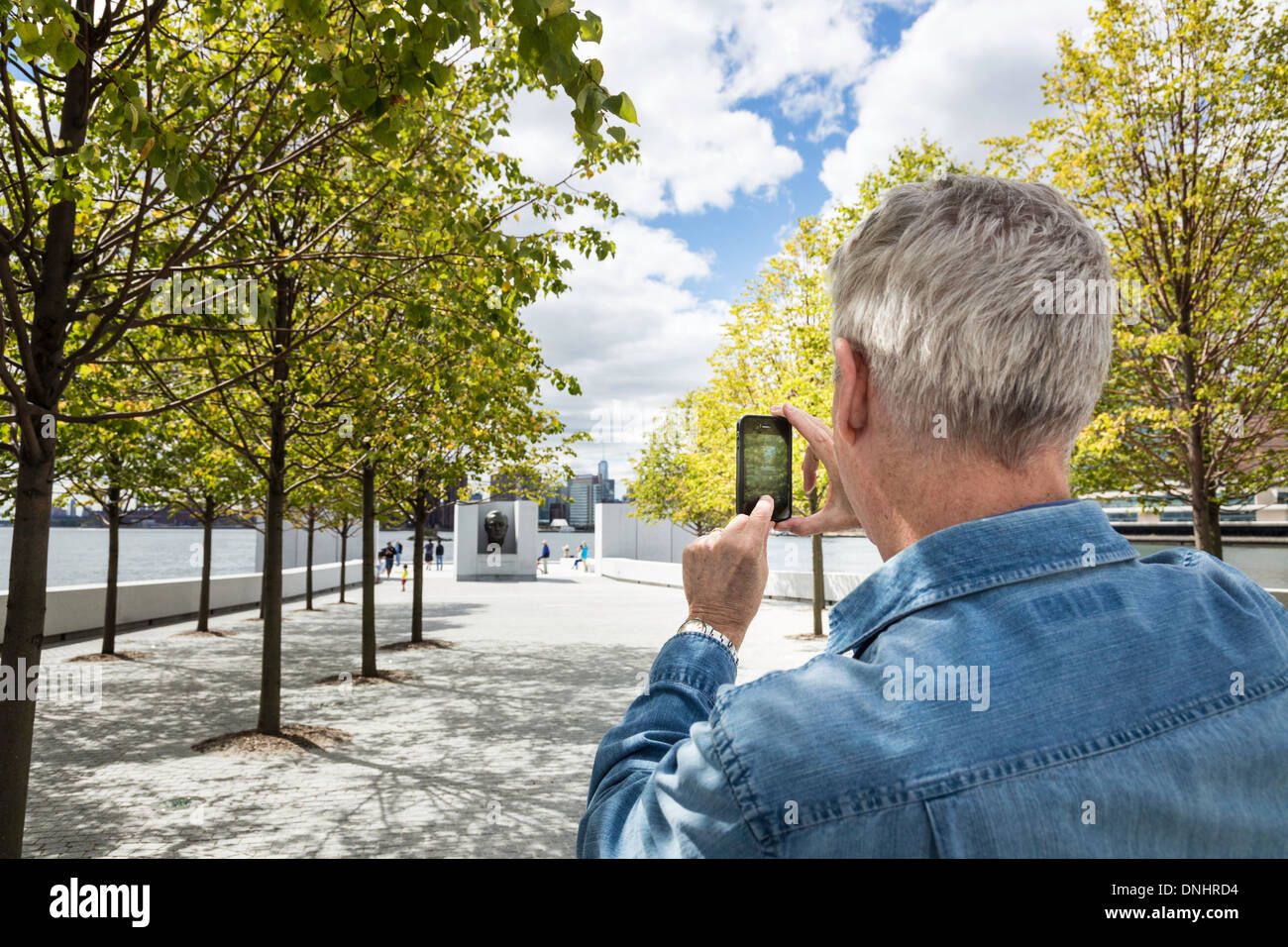 Senior Tourist eine Aufnahme der vier Freiheiten Park, New York Stockfoto