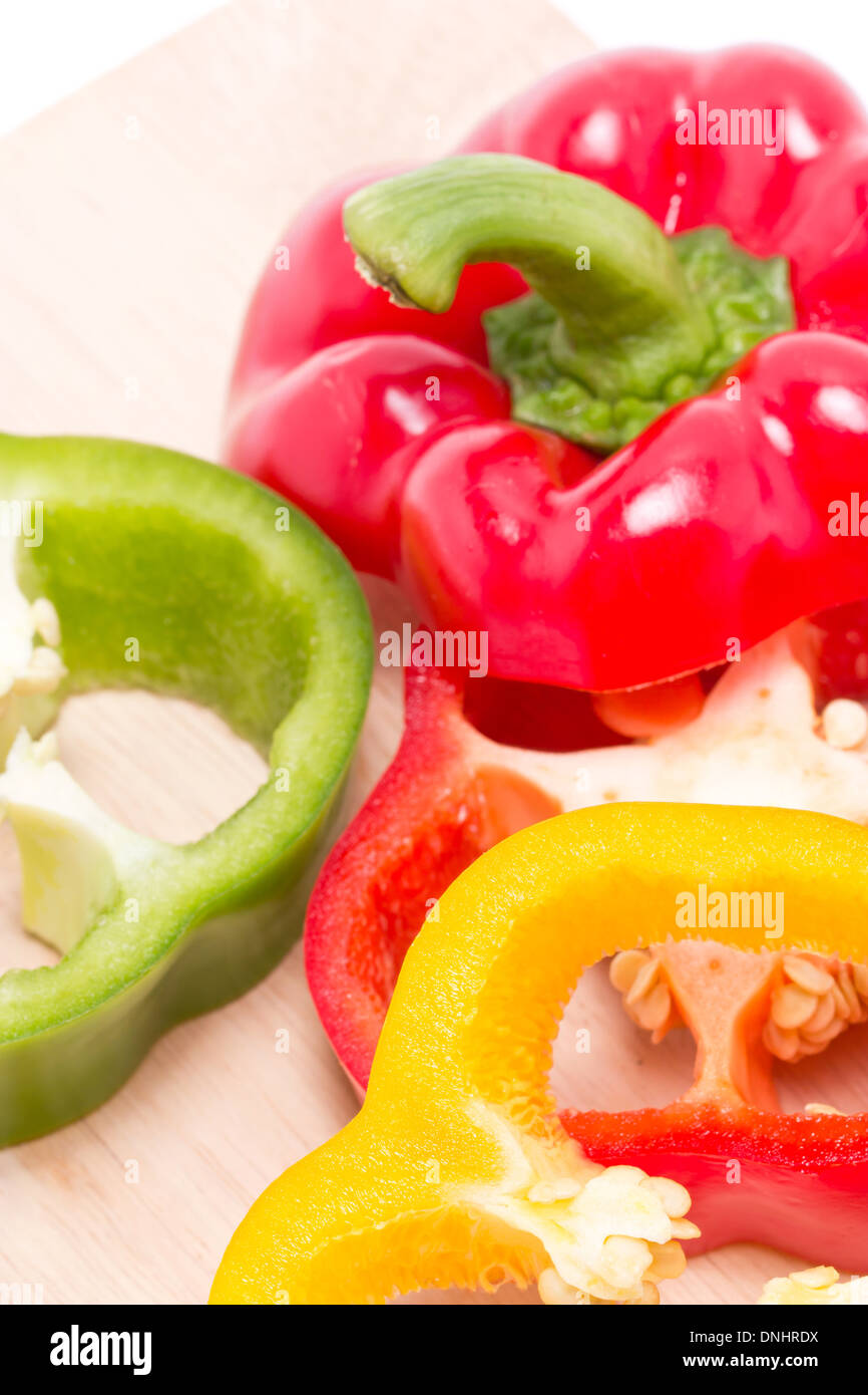 In Scheiben geschnitten, bunte Paprika auf Holzbrett geschnitten. Stockfoto