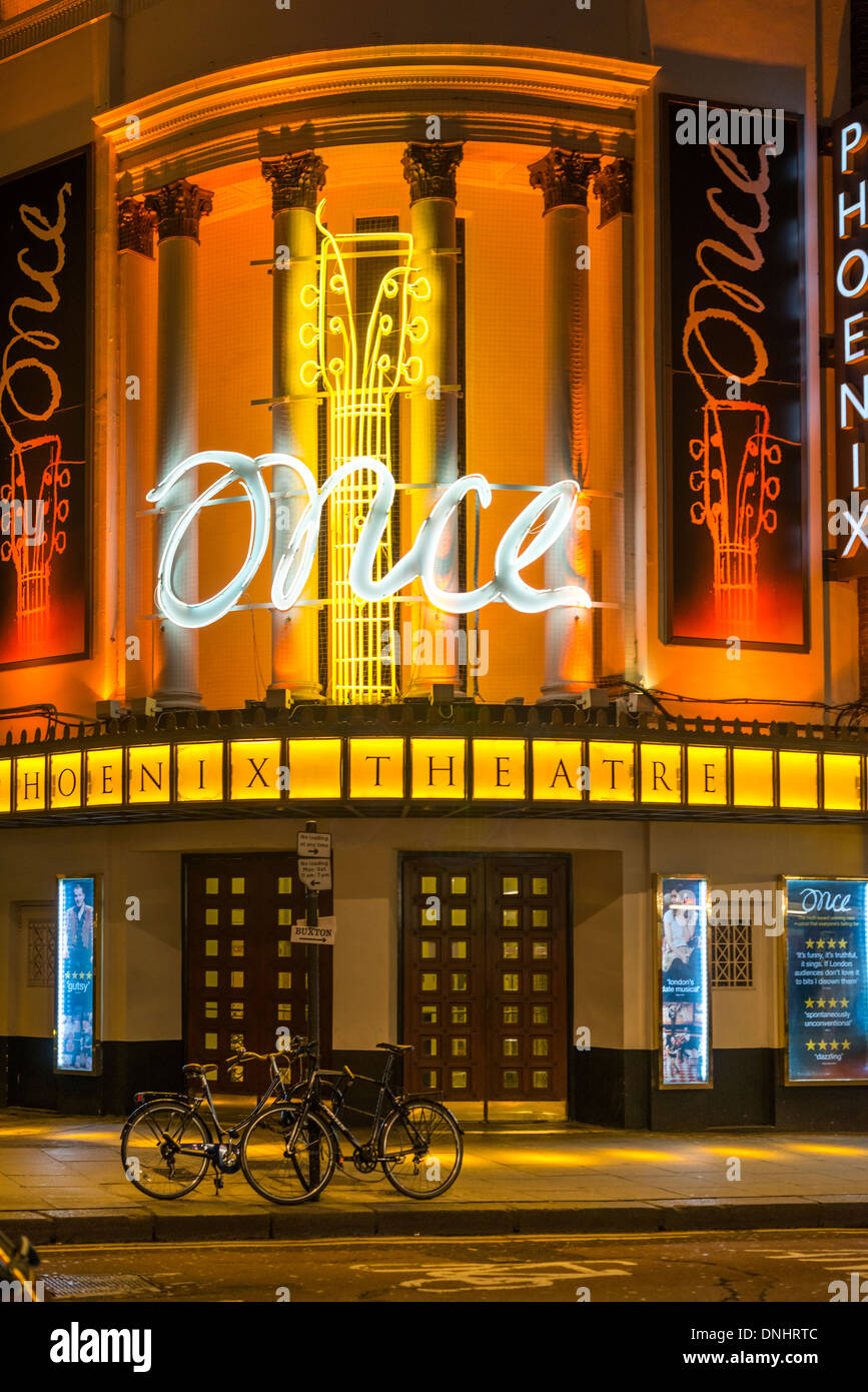 Phoenix Theatre in der Nacht, Charing Cross Road, London Stockfoto