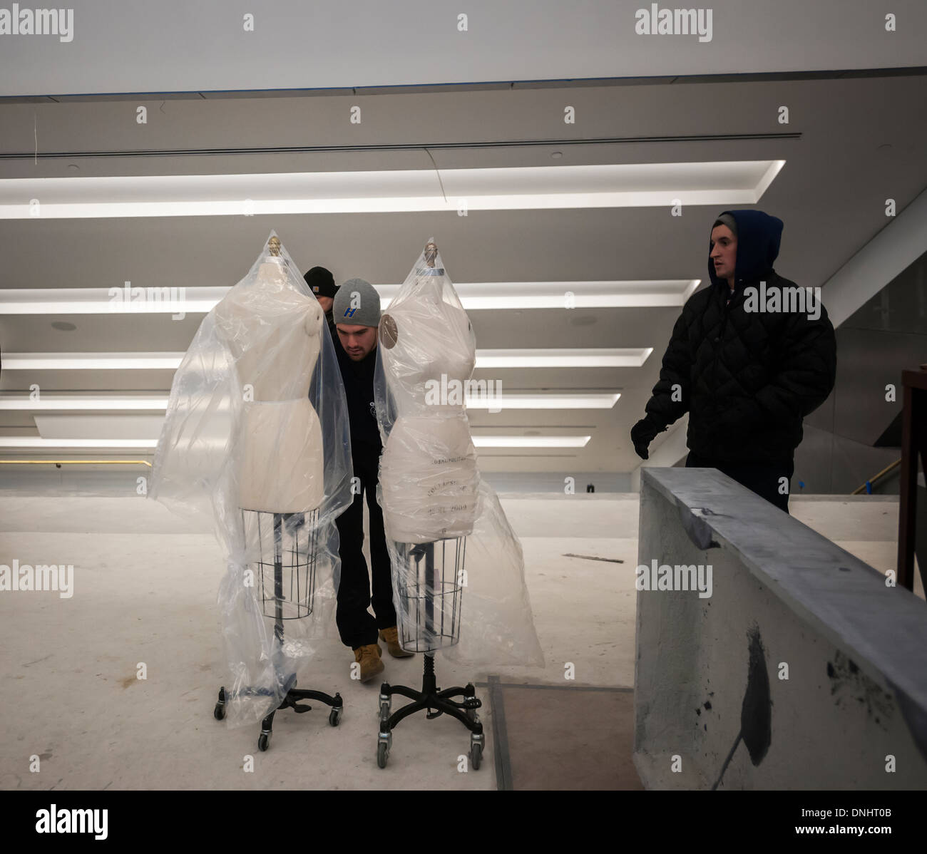 Mover übertragen Schaufensterpuppen für Parsons berühmte Modeschule in den Neubau University Center geplant Stockfoto