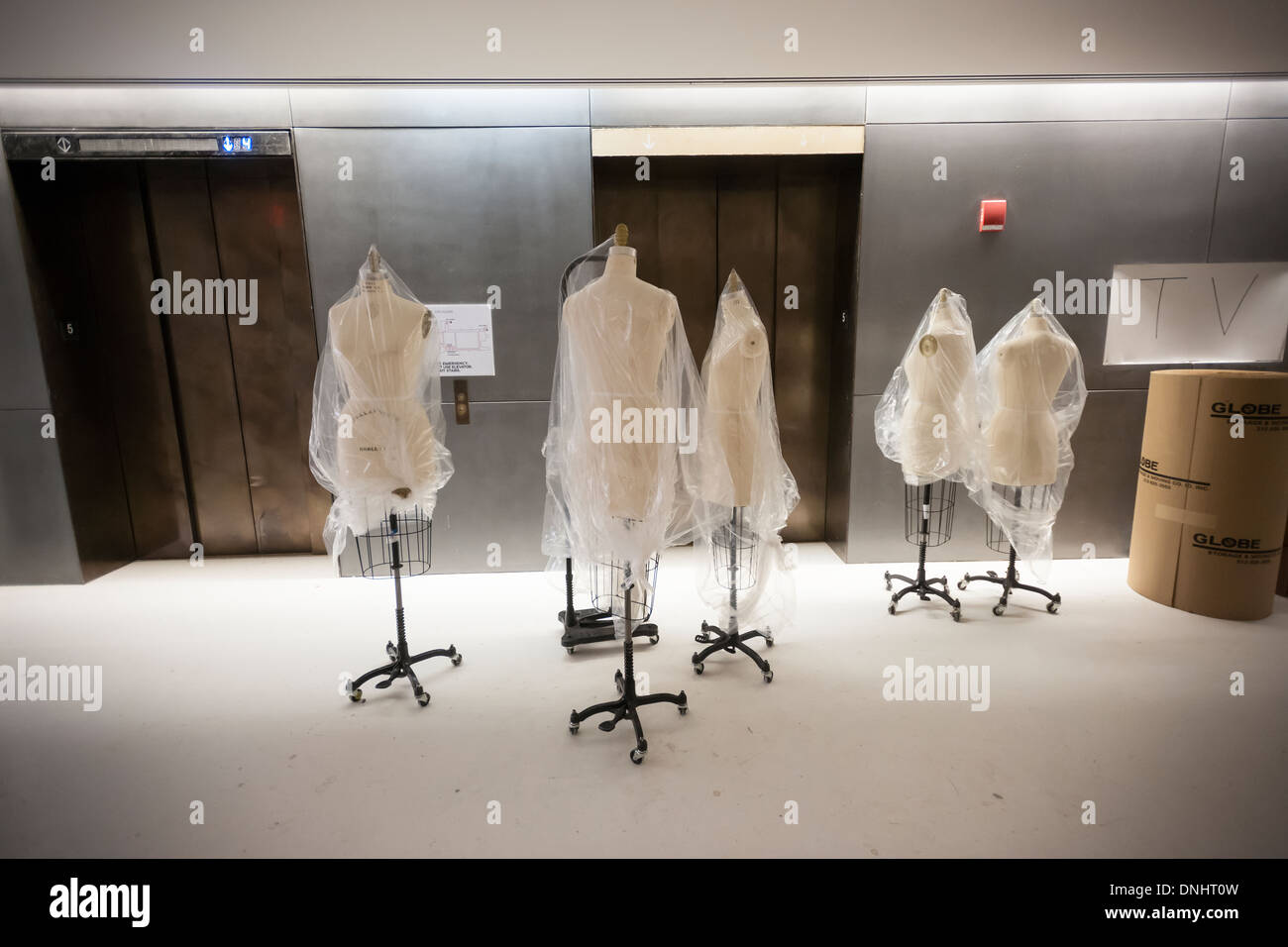 Mover übertragen Schaufensterpuppen für Parsons berühmte Modeschule in den Neubau University Center geplant Stockfoto