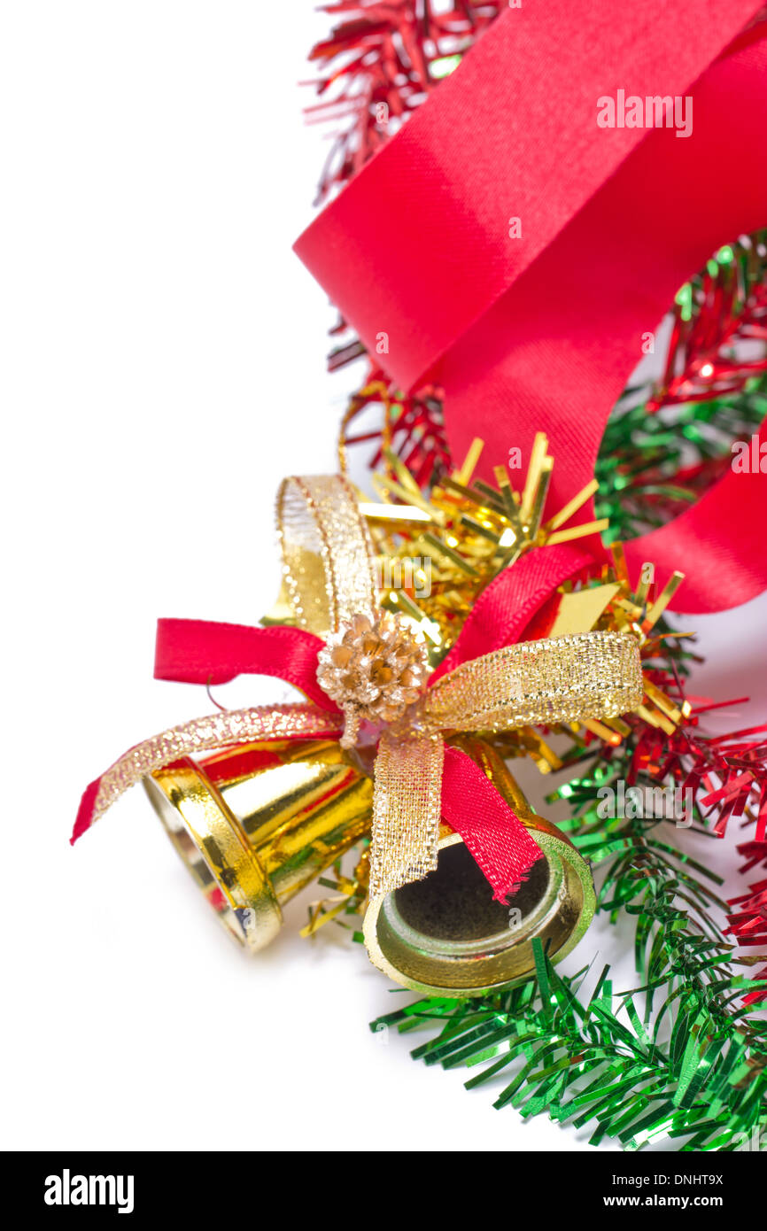 Goldene Weihnachtsglocken mit rotem Band verzieren. Stockfoto