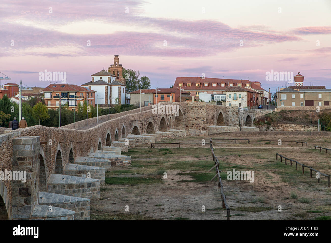 Gotische Brücke, am Hospital de Orbigo und Ritterturniere Park; eine historische Stätte auf dem Jakobsweg nach Santiago De Compostela, Spanien Stockfoto