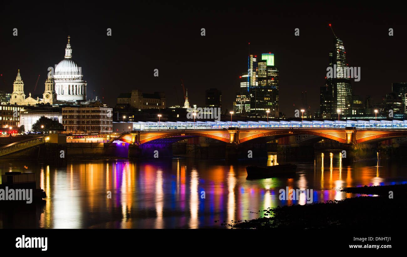 Nacht Schuss der über den Fluss Themse in London, Hauptstadt des Königreichs, führt zur St. Pauls Cathedral, London, Dezember 2013. Stockfoto