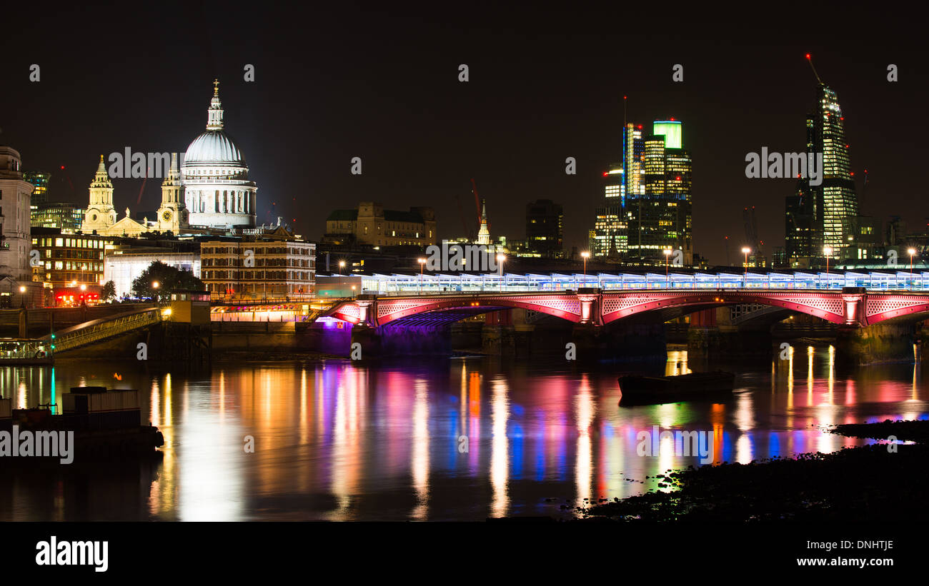 Nacht Schuss der über den Fluss Themse in London, Hauptstadt des Königreichs, führt zur St. Pauls Cathedral, London, Dezember 2013. Stockfoto