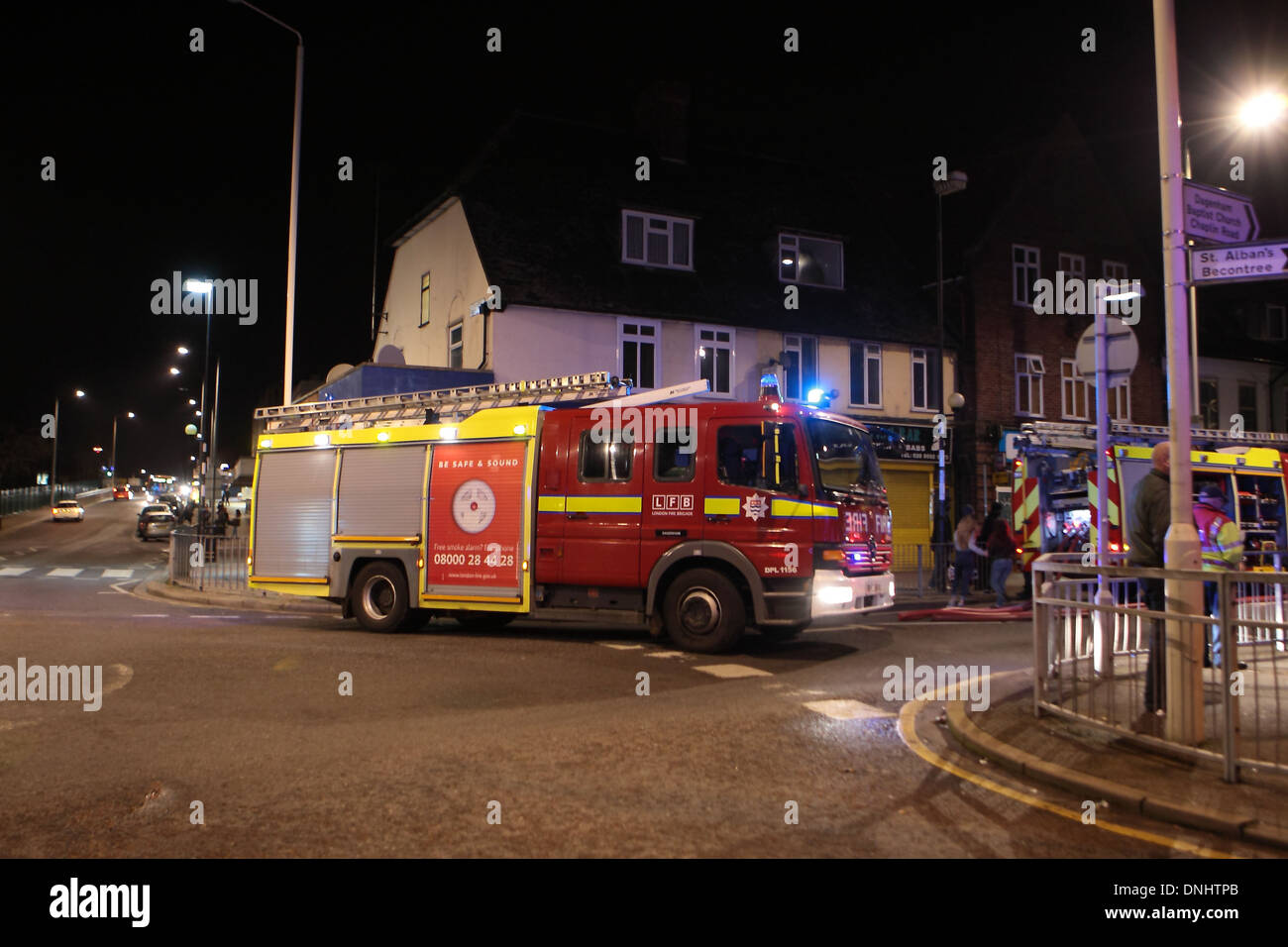 Londoner Feuerwehr am Tatort eines Feuers auf Hedgemans Straße Dagenham Stockfoto