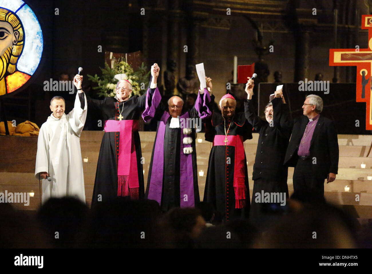 Straßburg, Frankreich. 30. Dezember 2013. Die Staats-und Regierungschefs der vier Diözesen (evangelische und katholische, Französisch und Deutsch) und der orthodoxen Gemeinde, die das Europäische Jugendtreffen 2013 hosten wir die Pilger danken. Am dritte Tag von den Europäischen Taizé-Treffen mit den gemeinsamen gebeten und mehrere Workshops und Diskussionen über die verschiedenen Aspekte des Christentums in der Welt von heute fortgesetzt. BR. Alois angekündigt Prag als Gastgeberstadt für nächstes Jahr treffen. Bildnachweis: Michael Debets/Alamy Live-Nachrichten Stockfoto