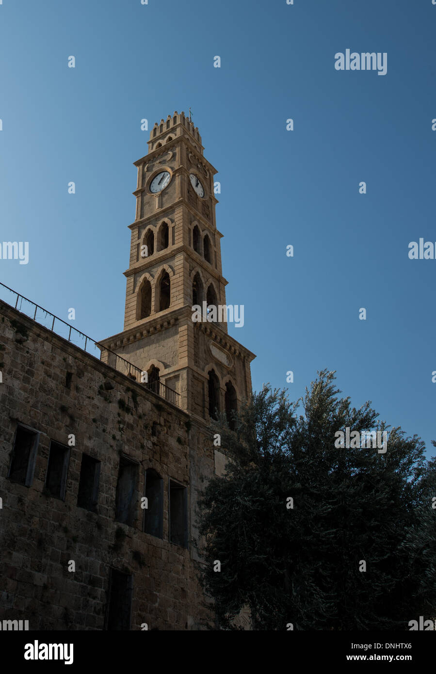 (131231)--ACRE, 31. Dezember 2013 (Xinhua)--Khan al-Umdan, eine große Karawanserei in der Nähe des Hafens, die einmal als Drehscheibe des internationalen Handels, sieht man in der Altstadt von Akko, Nordisrael, am 27. Dezember 2013. Die Altstadt von Akko in Akkon in Israel wurde im Jahr 2001 auf der Weltkulturerbeliste der UNESCO eingeschrieben. Mit einer Geschichte von mehr als 5.000 Jahren urkundlich festgehalten ist Hektar großen Hafen Stadtmauer mit kontinuierlichen Siedlung aus der phönizischen Zeit. Die heutige Stadt ist charakteristisch für eine befestigte Stadt der osmanischen aus dem 18. und 19. Jahrhundert, mit typischen städtischen Komponenten wie z. B. die Stockfoto